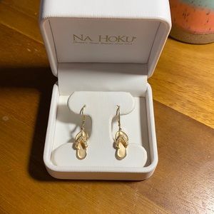 Na Hoku Hawaiian Slipper Leverback Earrings